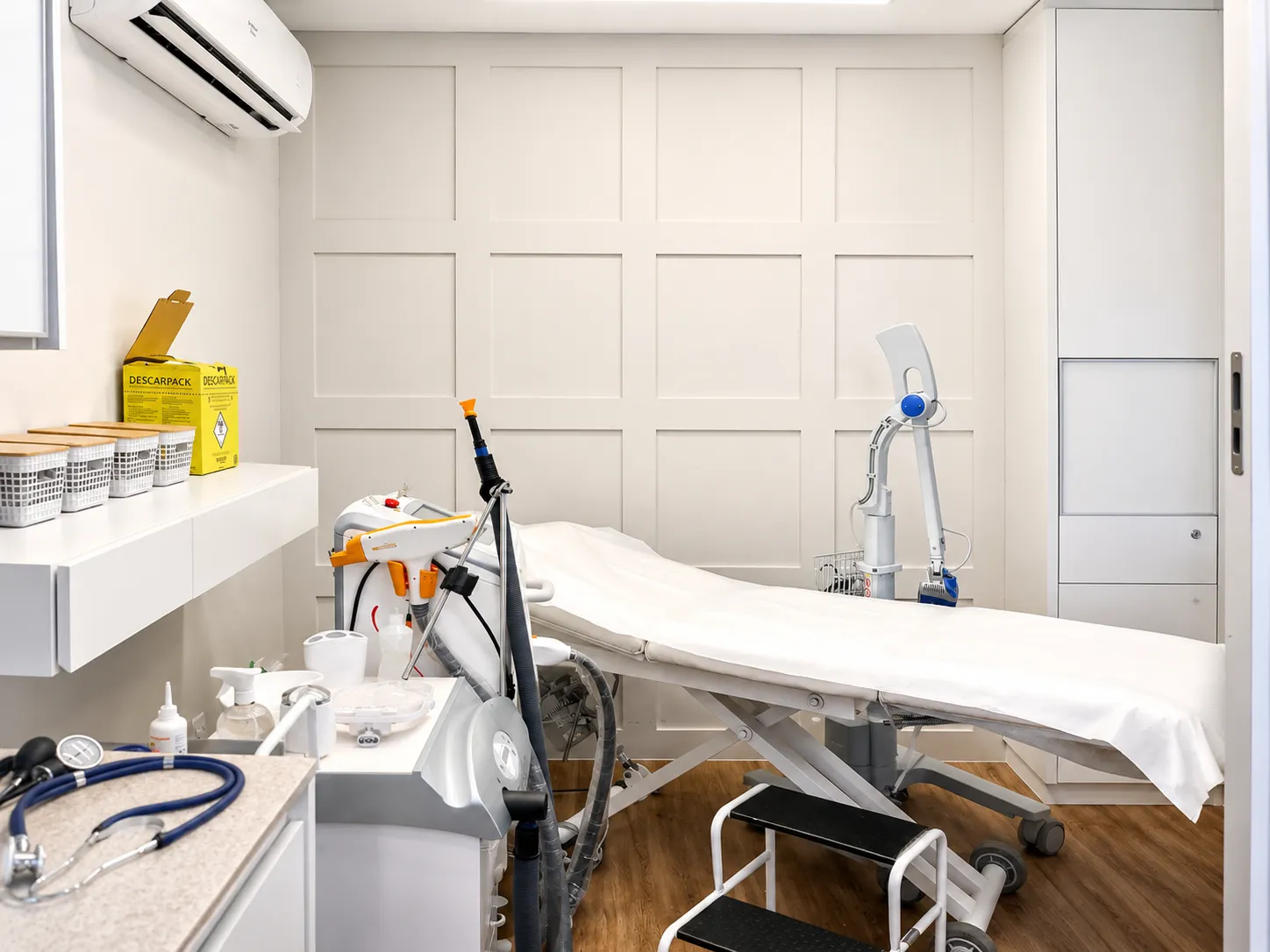 Sala de procedimentos equipada para tratamento de varizes a laser em consultório