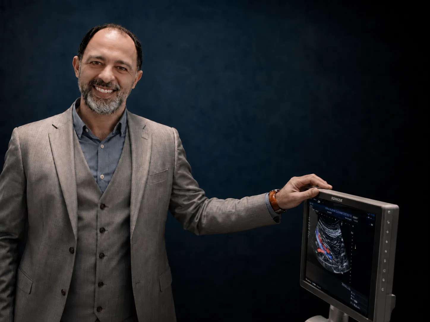 Dr. Stefan Simões ao lado do aparelho de Ecografia Doppler Vascular