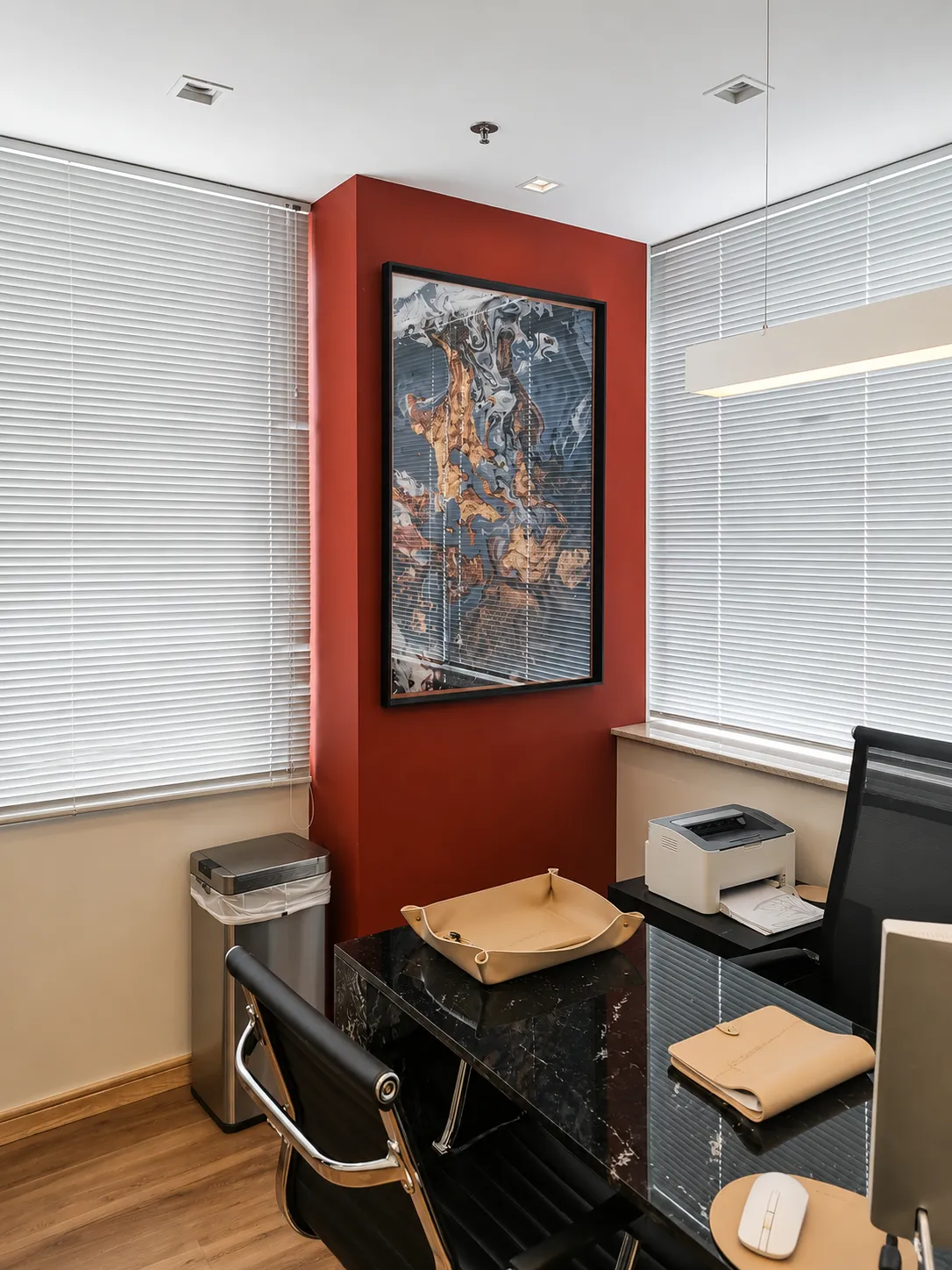 Consultório de atendimento do Dr. Stefan Simões, com mesa de exame e aparelho de Doppler vascular